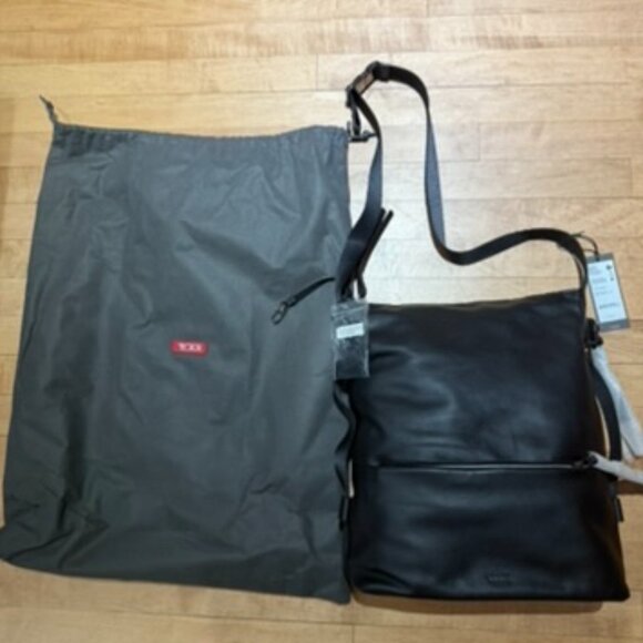 NWT and dust bag. Tumi Zenya Hobo 100% leather bag - Picture 1 of 4